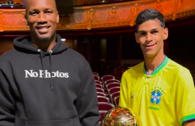 Antes da cerimônia, Luva de Pedreiro recebe Bola de Ouro de Didier Drogba