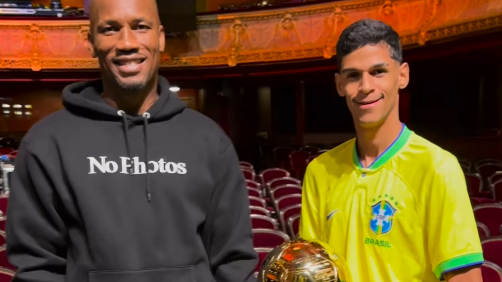 Antes da cerimônia, Luva de Pedreiro recebe Bola de Ouro de Didier Drogba