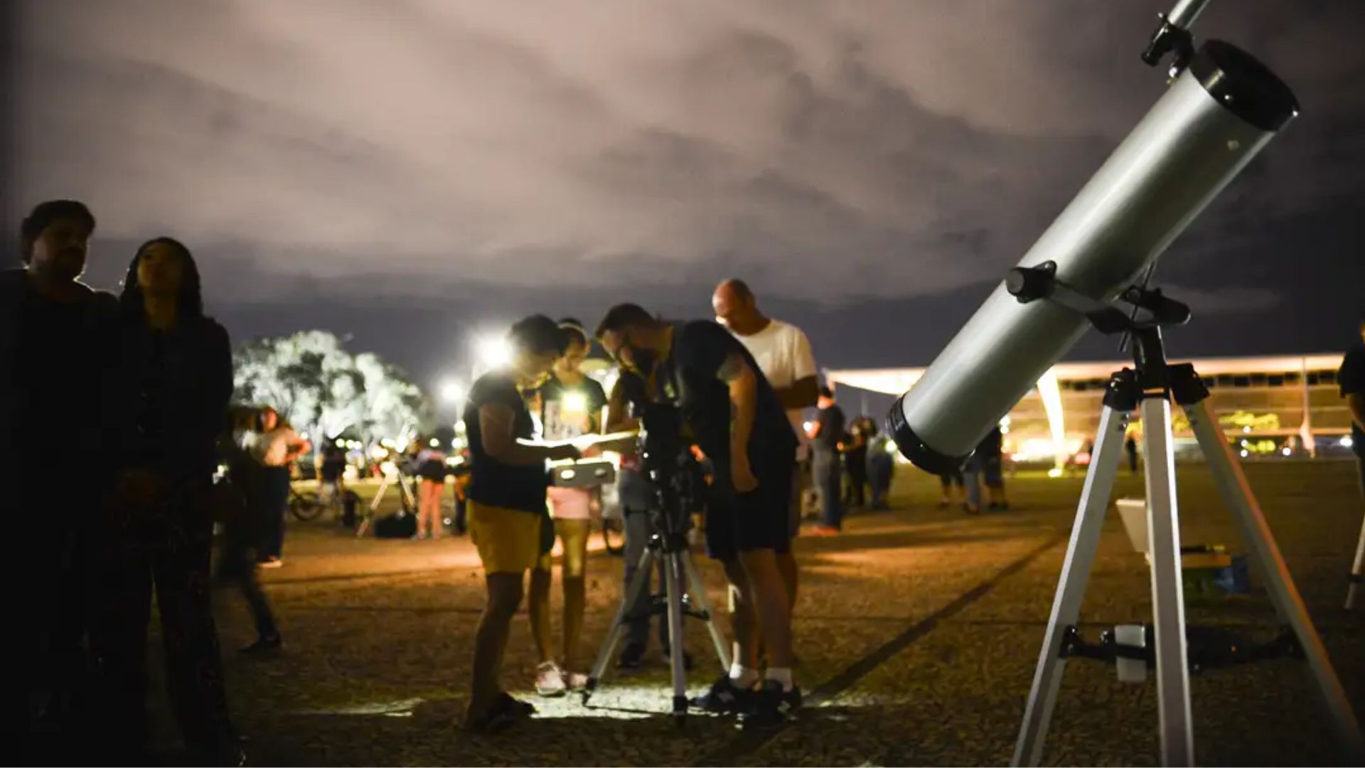 Cometa que passará perto da Terra poderá ser visto no Brasil neste domingo (13)