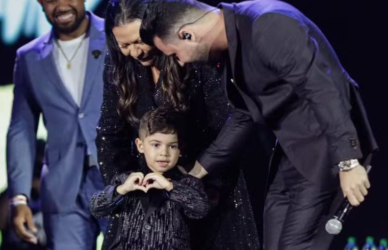 Filho de Marília Mendonça surpreende público subindo no palco durante tributo à mãe