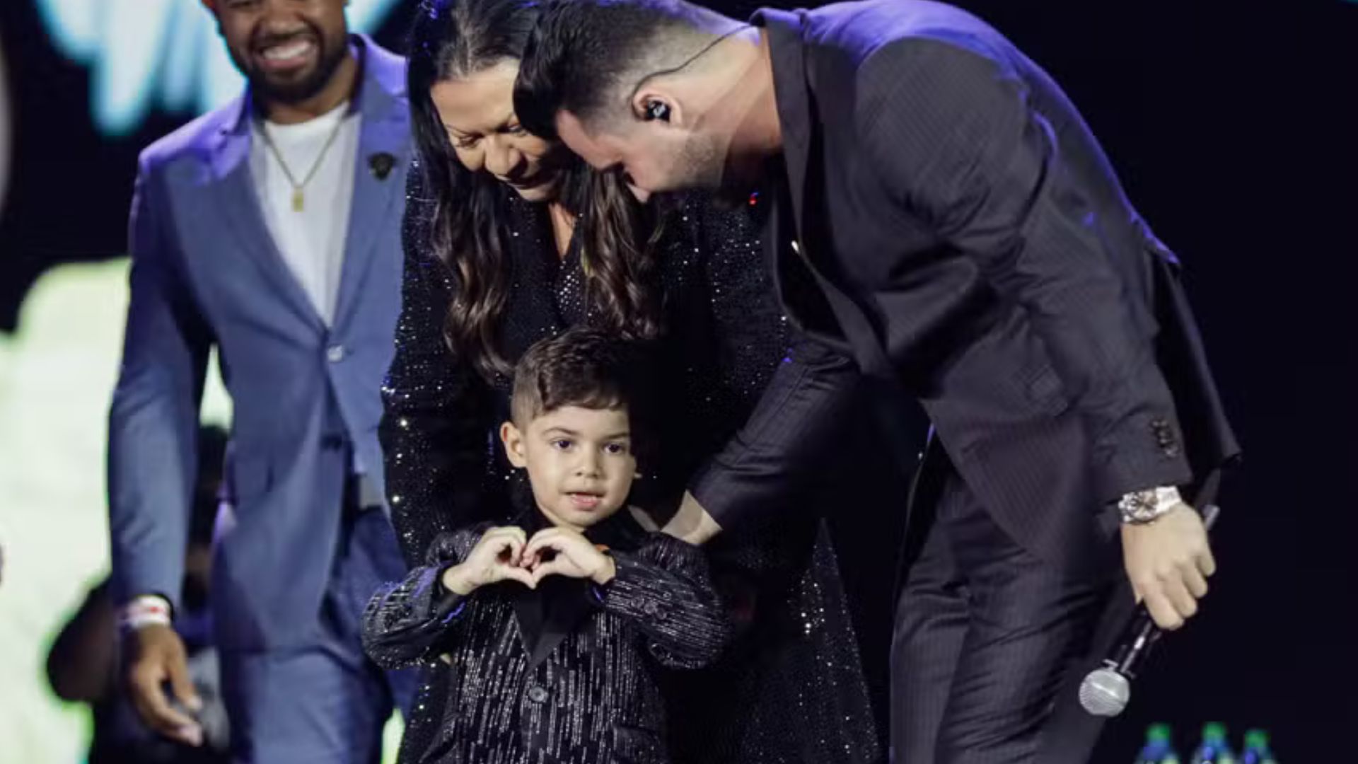 Filho de Marília Mendonça surpreende público subindo no palco durante tributo à mãe