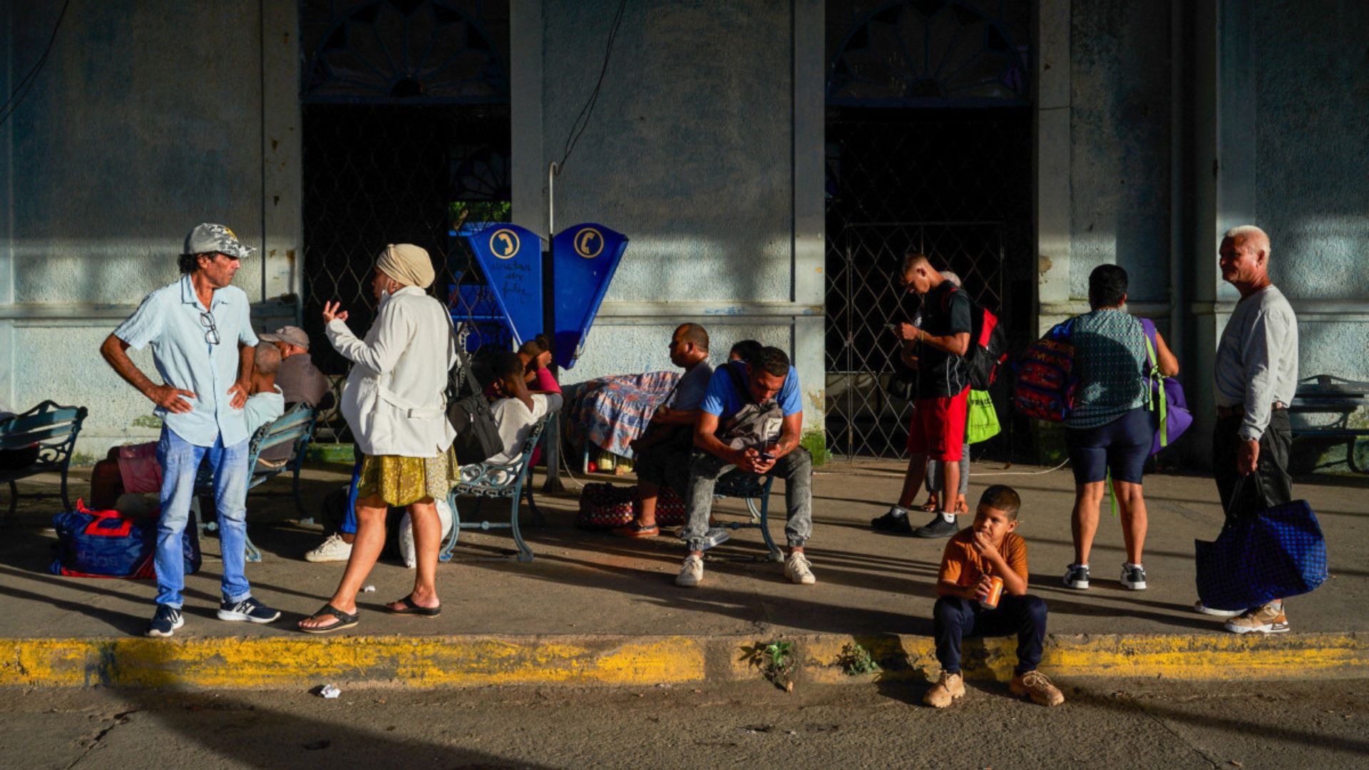 Havana retoma 50% do fornecimento de eletricidade após apagão nacional e furacão Oscar