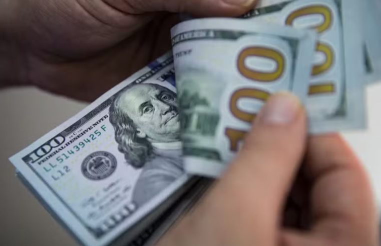 Dólar supera R$ 5,70 com incertezas em relação às eleições nos EUA e questões fiscais no Brasil no radar