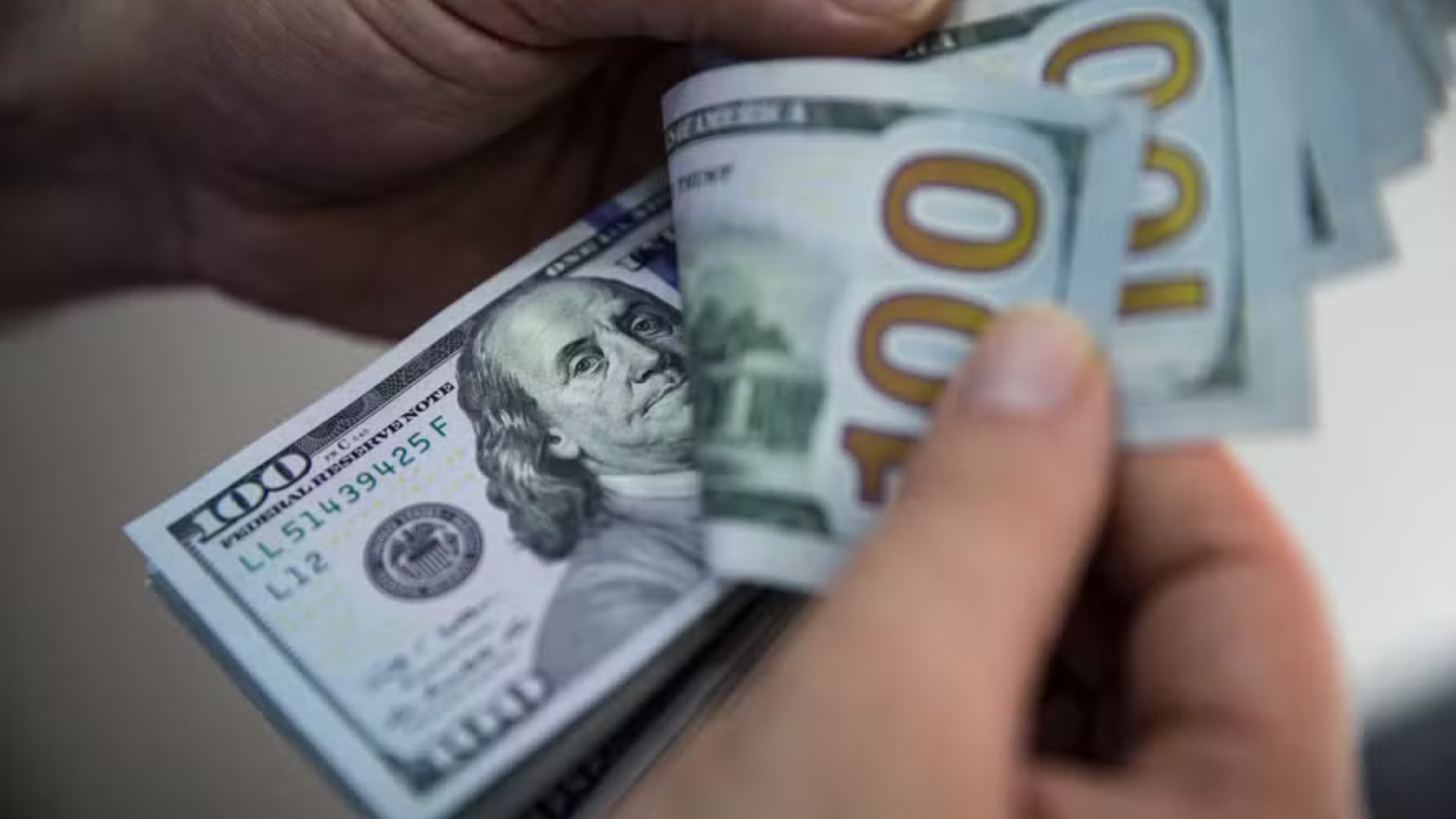 Dólar supera R$ 5,70 com incertezas em relação às eleições nos EUA e questões fiscais no Brasil no radar