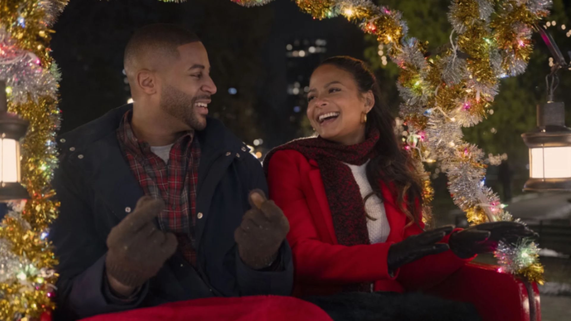 ‘Sintonia de Natal’: romance natalino da Netflix traz Christina Milian em busca do show dos sonhos