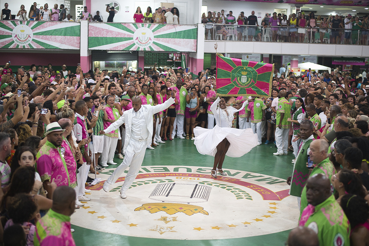 Mangueira realiza semifinal da escolha do samba-enredo neste sábado (12)