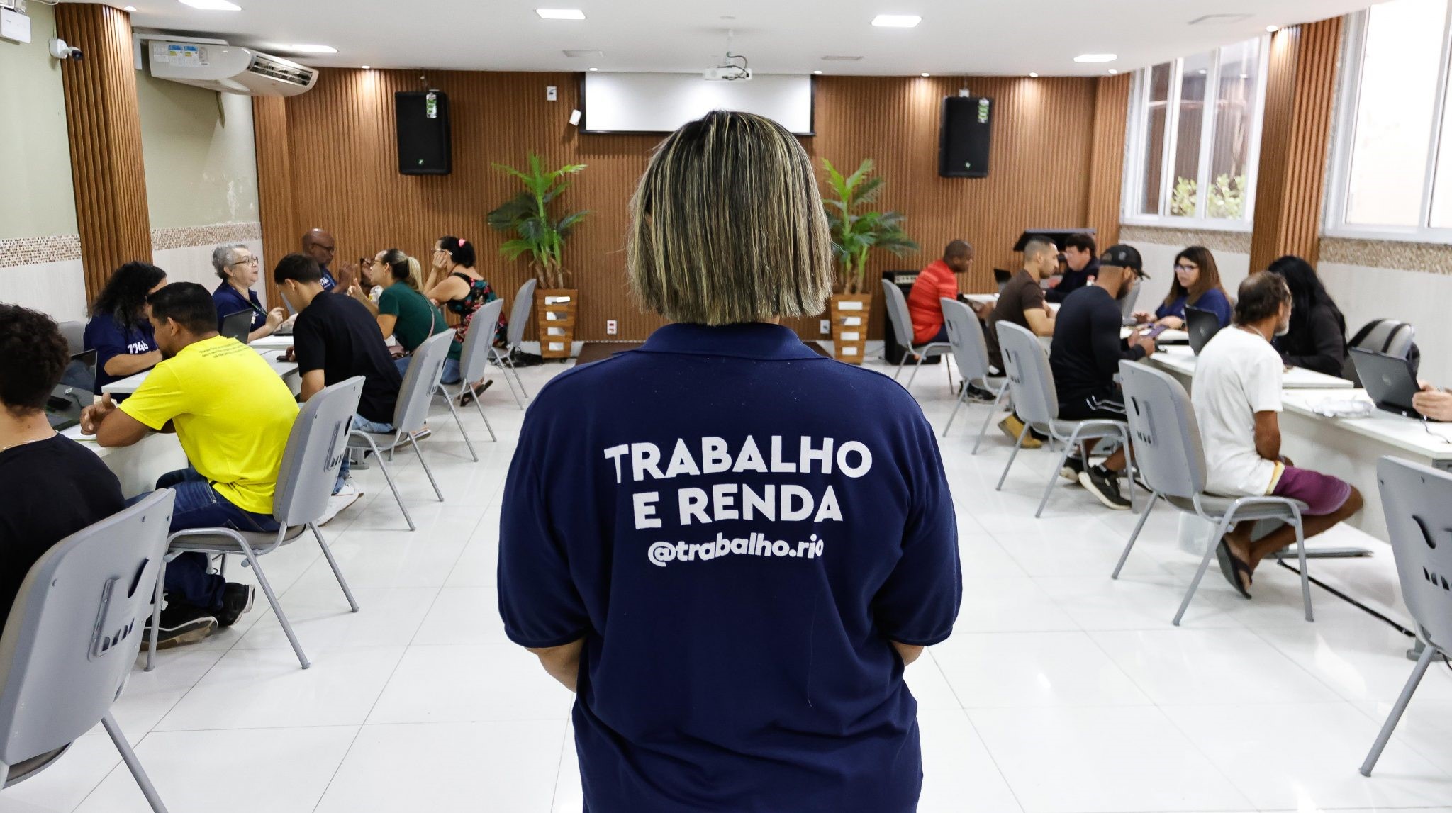 Trabalha Rio realiza feirão de empregos com mais de 2,9 mil vagas na Cinelândia nesta quarta (30)