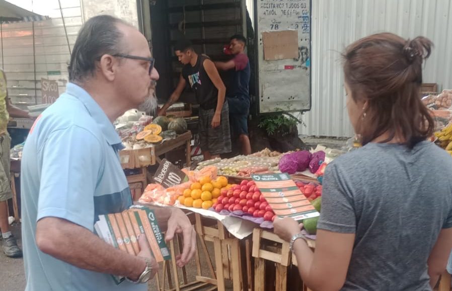 Campanha de incentivo à coleta seletiva visita feira livre da Praça da Bandeira nesta quinta (24)