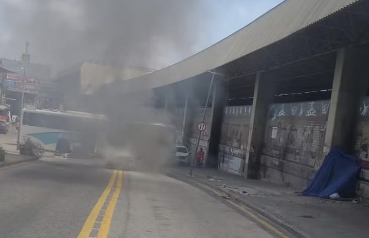 Criminosos sequestram cinco ônibus e fazem barricadas nas Zonas Norte e Oeste do Rio