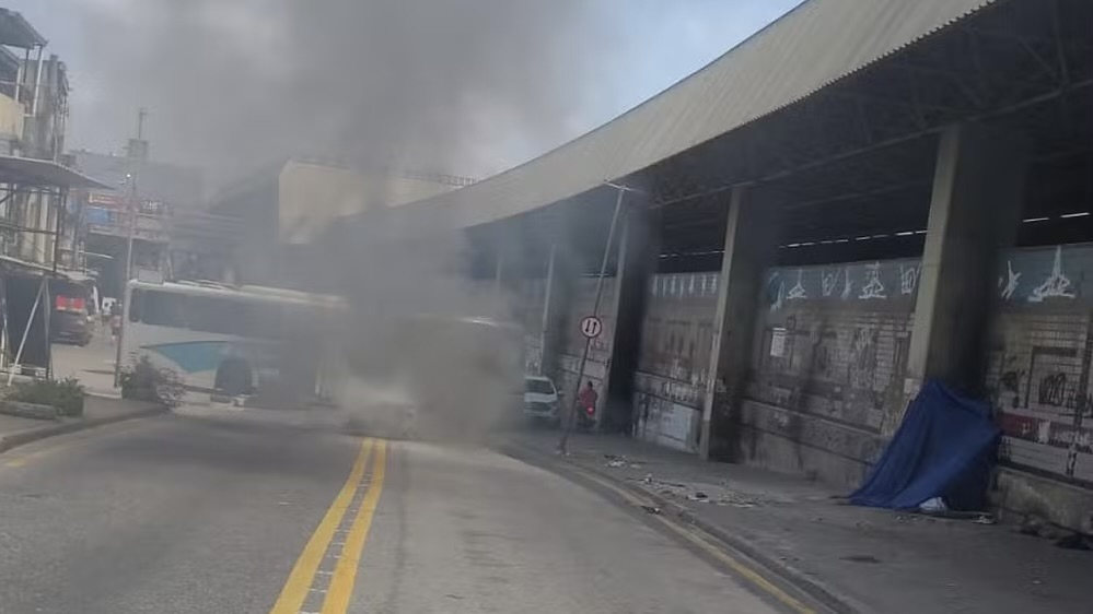 Criminosos sequestram cinco ônibus e fazem barricadas nas Zonas Norte e Oeste do Rio