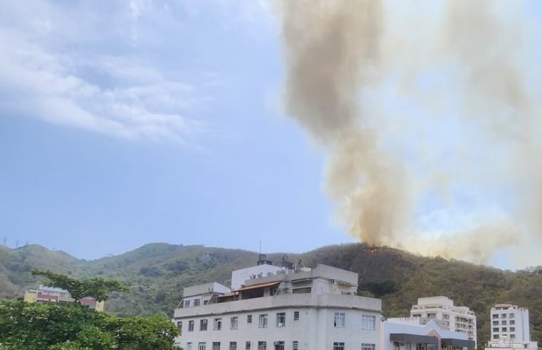 Incêndio atinge vegetação na Autoestrada Grajaú-Jacarepaguá