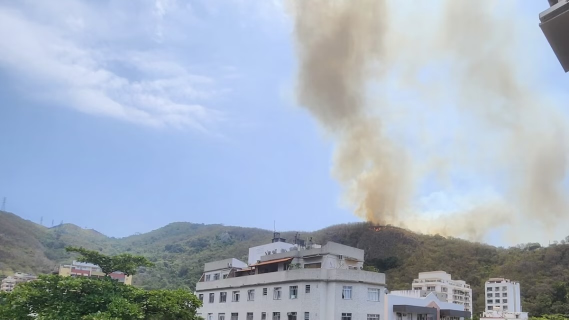 Incêndio atinge vegetação na Autoestrada Grajaú-Jacarepaguá