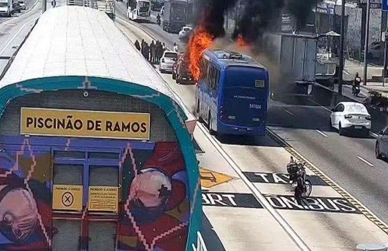 Incêndio atinge ônibus executivo na Avenida Brasil na manhã desta quarta (2)