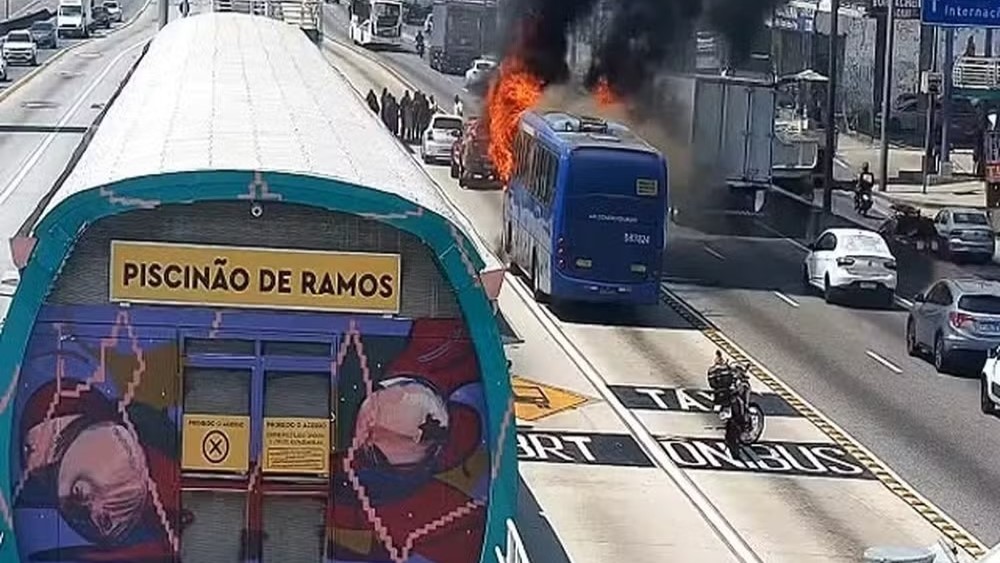 Incêndio atinge ônibus executivo na Avenida Brasil na manhã desta quarta (2)