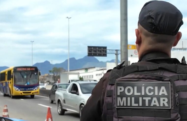 Dois suspeitos são baleados e um deles morre em tiroteio com PMs na Avenida Brasil