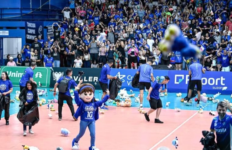 Em campanha de doação de brinquedos, torcida faz ‘chuva de pelúcias’ em final de campeonato de Vôlei em SP