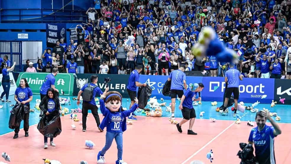 Em campanha de doação de brinquedos, torcida faz ‘chuva de pelúcias’ em final de campeonato de Vôlei em SP