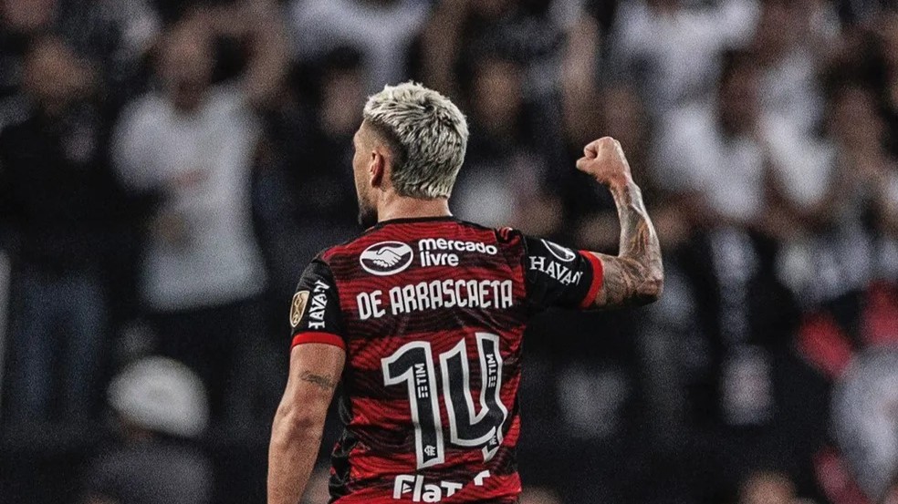 Arrascaeta marca 100º gol do Flamengo em 2024 e se torna um dos 5 maiores artilheiros do novo Maracanã