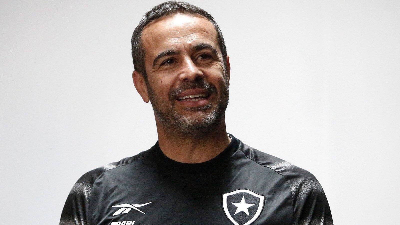 Artur Jorge, do Botafogo, é indicado ao prêmio de melhor treinador do mundo em 2024