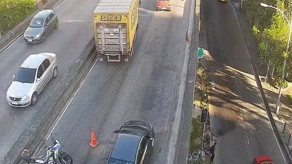 Batida entre carro e caminhão do Sedex deixa uma pessoa morta no acesso ao túnel Santa Bárbara