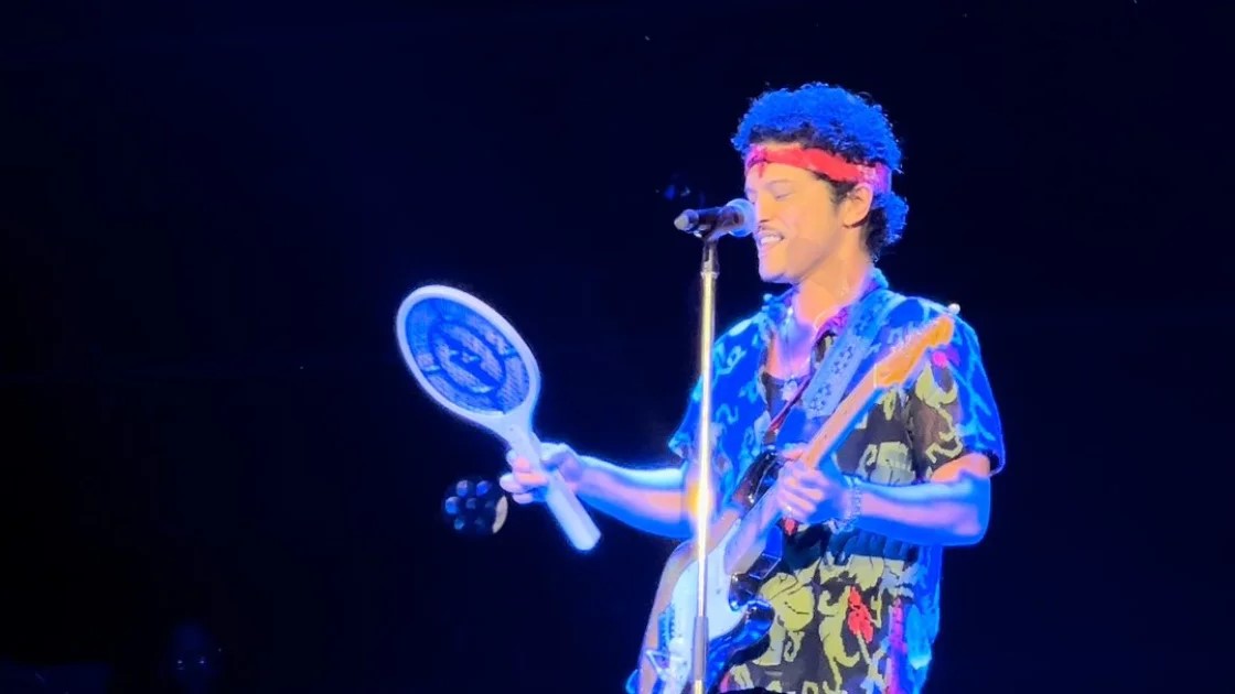 Bruno Mars leva raquete elétrica ao palco em Brasília após quase engolir mosquito: ‘Hoje não’