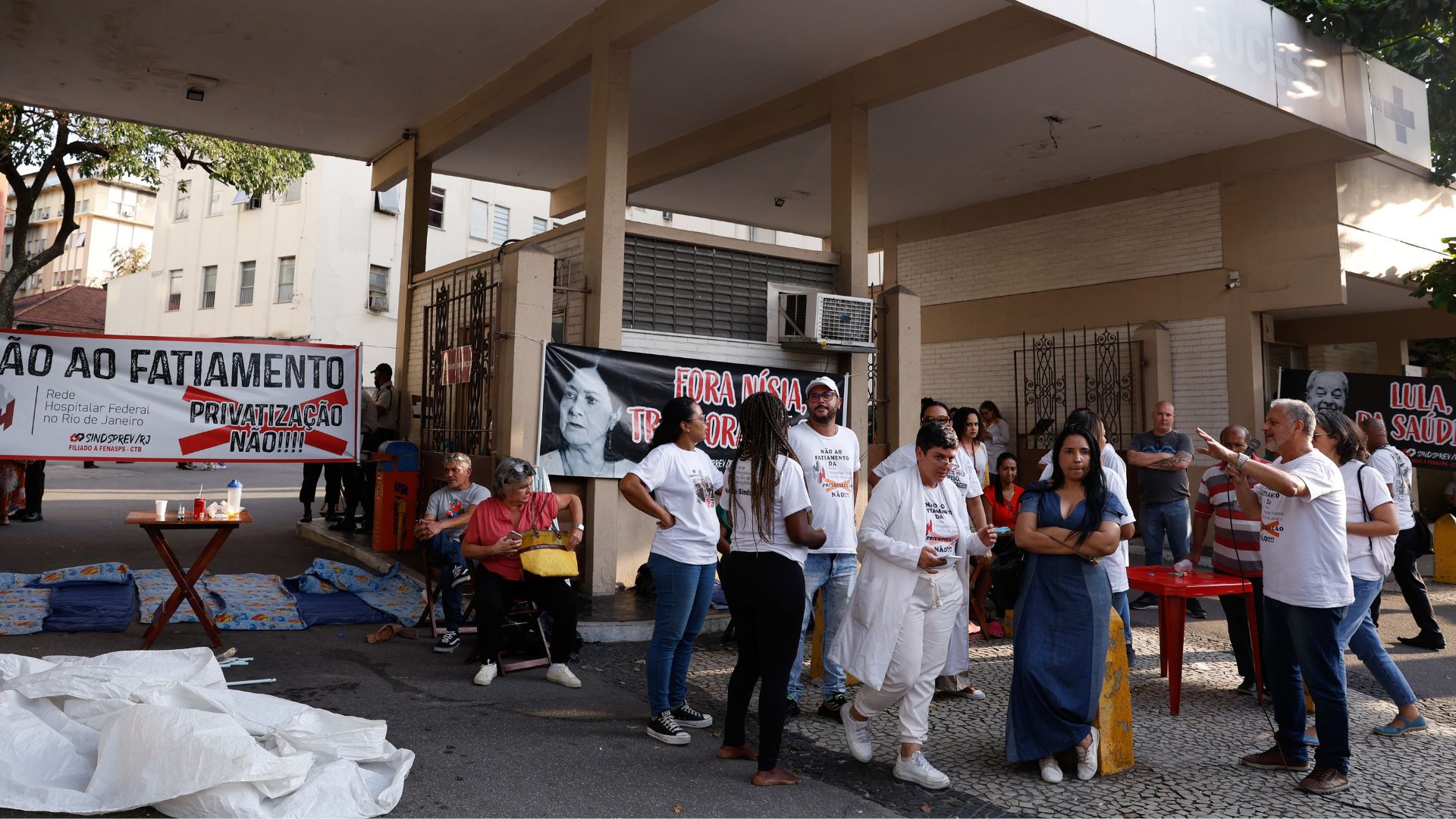 Em meio a protesto de funcionários, pacientes reclamam de atendimento precário no Hospital de Bonsucesso