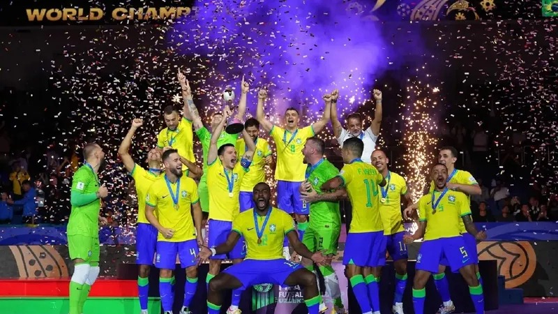 Brasil vence Argentina por 2 a 1 e é hexacampeão da Copa do Mundo de Futsal