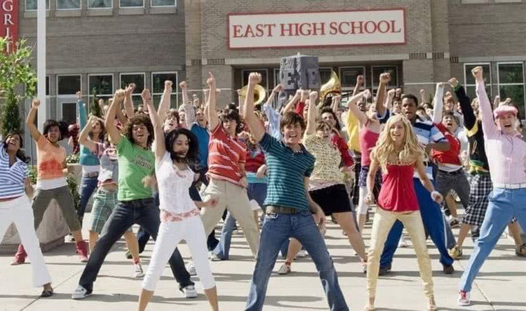 Atores de ‘High School Musical’ comemoram 100 anos da escola que serviu de cenário para filme