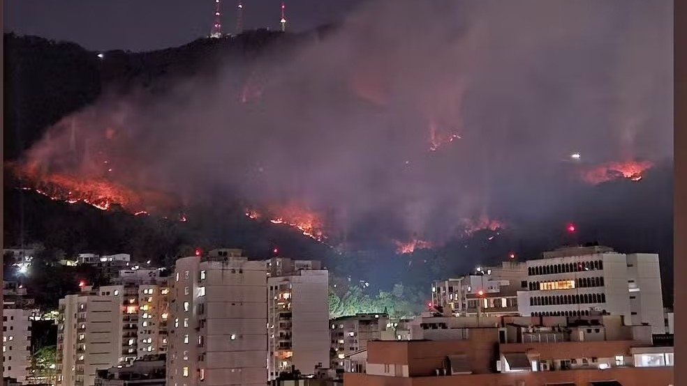 Bombeiros seguem combatendo incêndio no Morro do Sumaré na Grande Tijuca