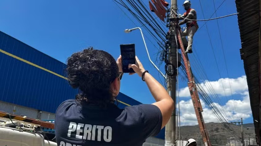 ‘Gato’ de energia: operação contra fiação clandestina flagra fraudes em restaurante e escola de samba