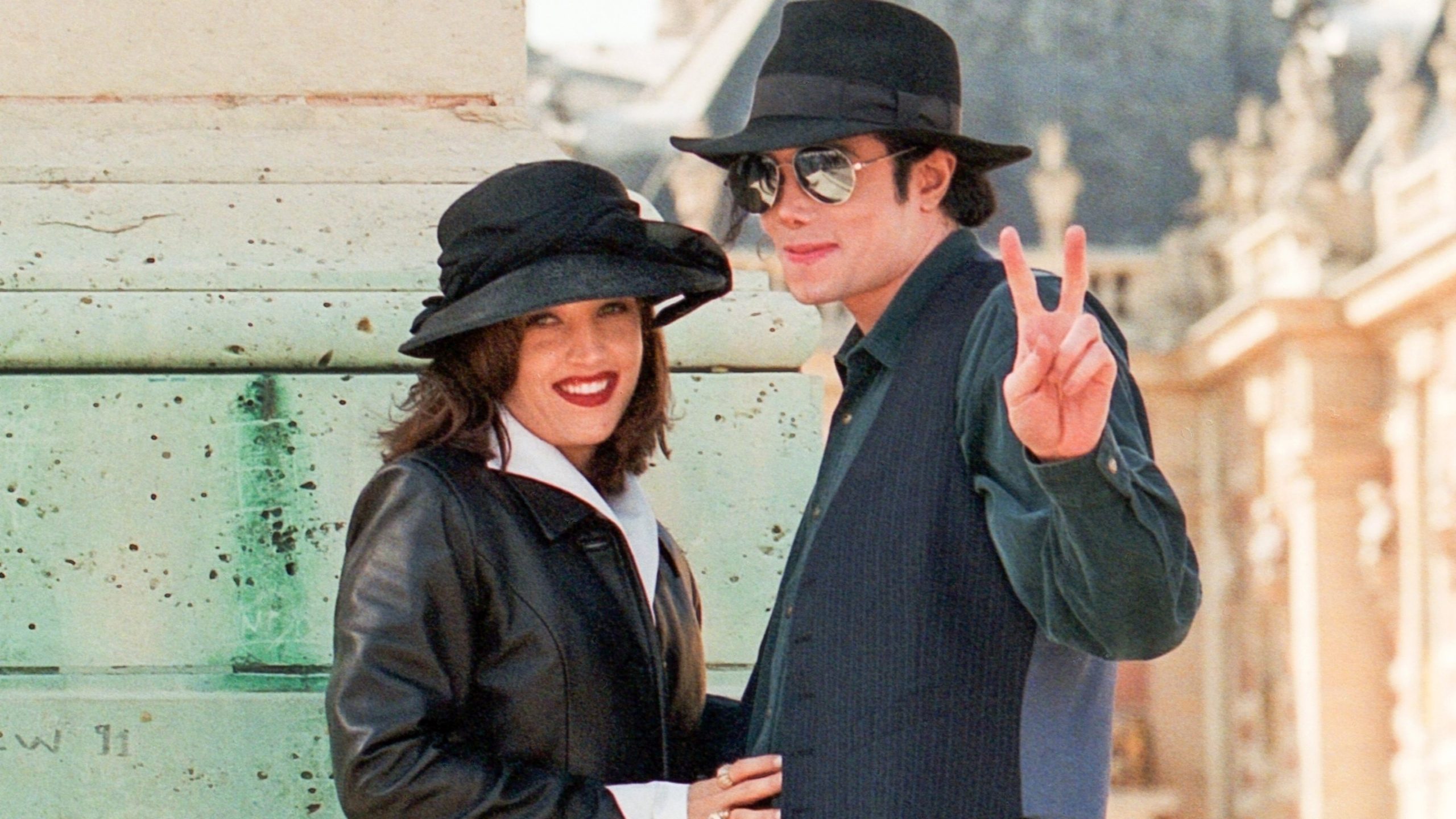 Lisa Marie Presley lança livro e revela que Michael Jackson era virgem ao se casarem