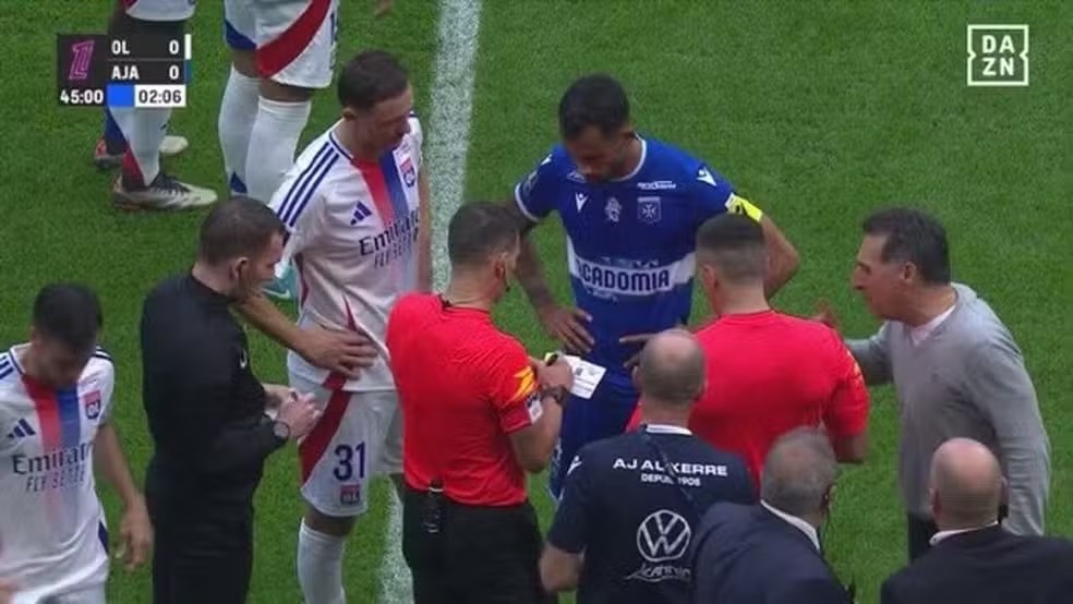 Jogo entre Lyon e Auxerre pode ser anulado após brasileiro entregar documento em campo alegando erro de arbitragem