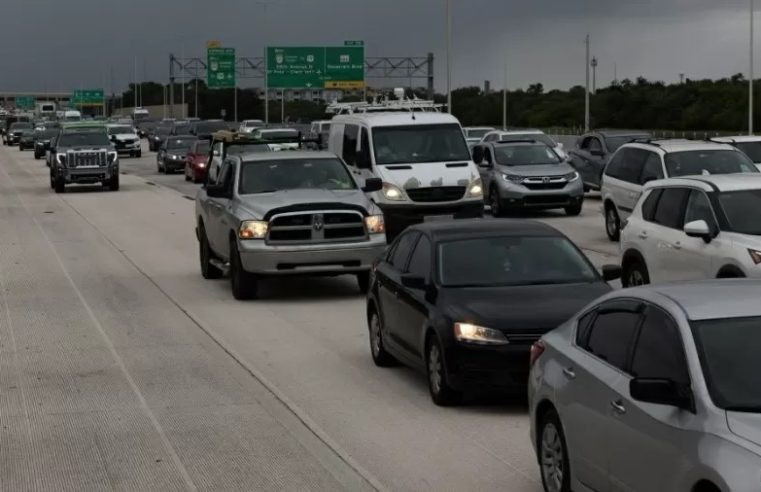 Furacão Milton: Moradores tentam fugir de tempestade e mais de mil estabelecimentos na Flórida ficam sem gasolina