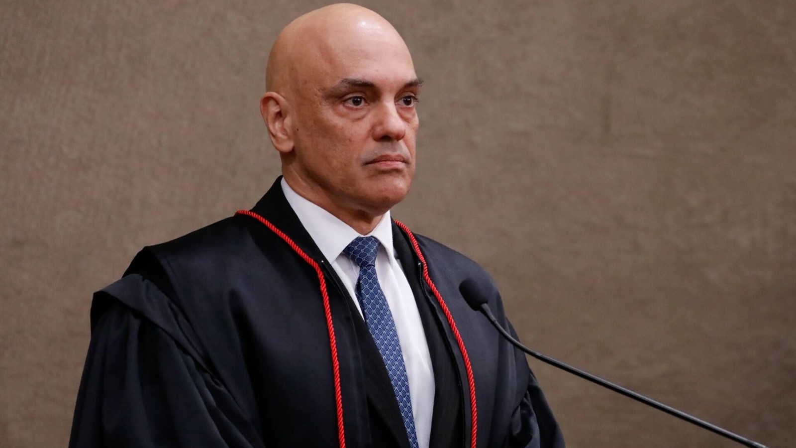 Moraes pede julgamento presencial de denúncia contra Bolsonaro no STF