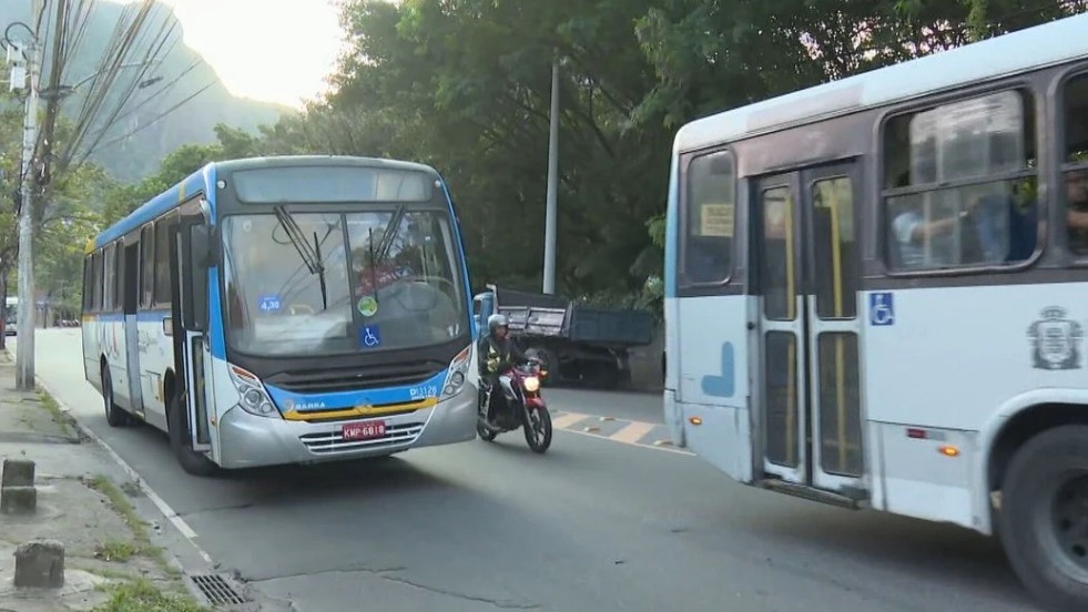 Três ônibus são sequestrados e usados como barricadas no Itanhangá, Zona Oeste do Rio