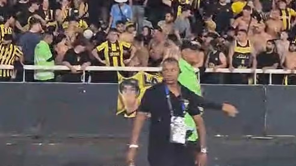 Torcedor do Peñarol é flagrado fazendo gesto racista para gandula em partida no Nilton Santos