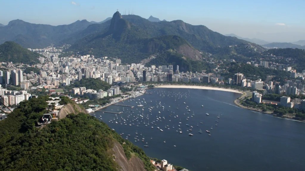 Botafogo tem quarta praia mais poluída do Brasil, diz pesquisa