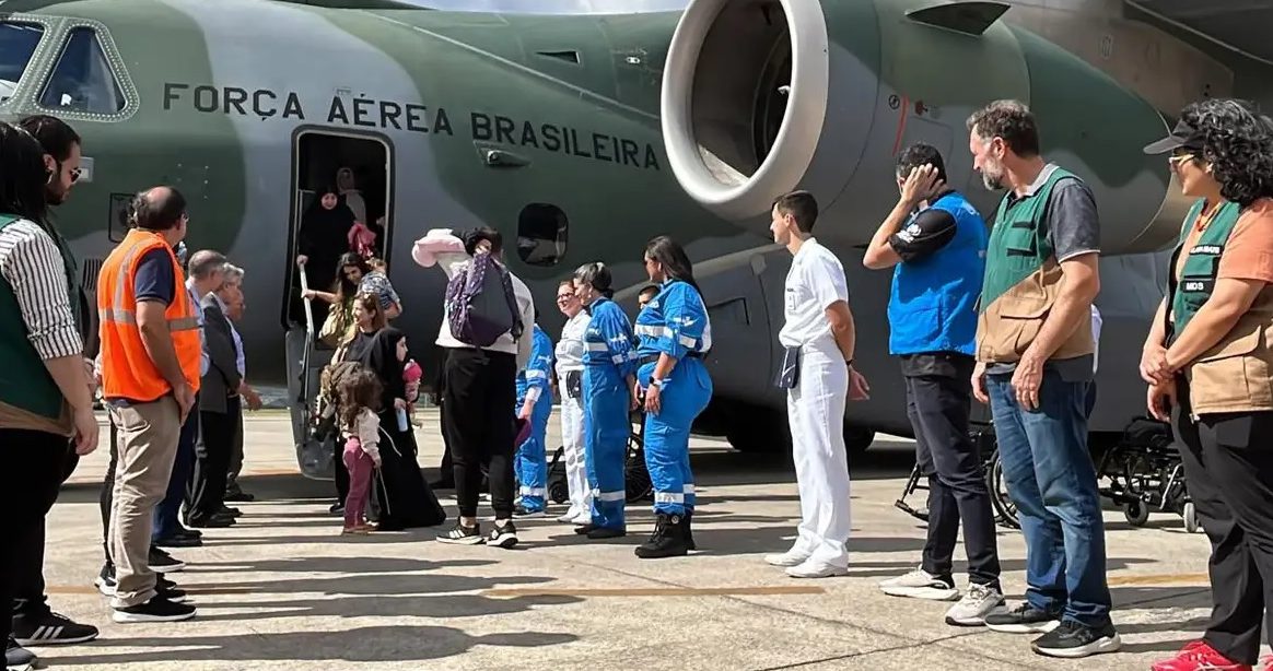 Sétimo voo da FAB traz brasileiros do Líbano para São Paulo