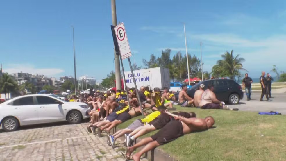 Ônibus e motos são incediados em confusão causada por torcedores do Peñarol no Recreio; 200 pessoas foram detidas