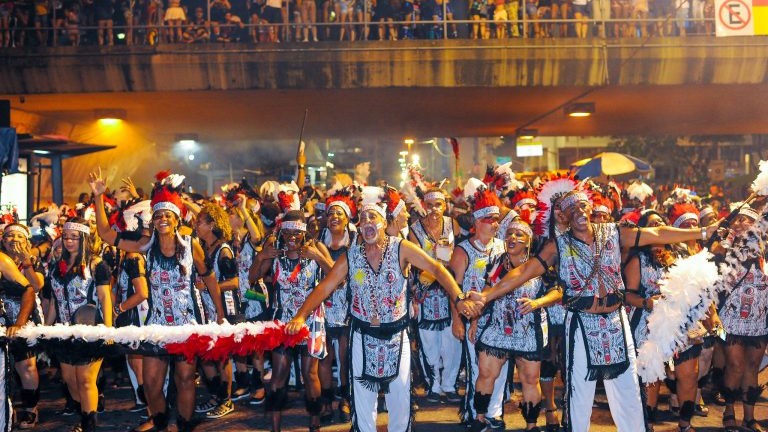 Cacique de Ramos homenageia Glória Maria com coroação da Corte 2025 neste domingo (24)