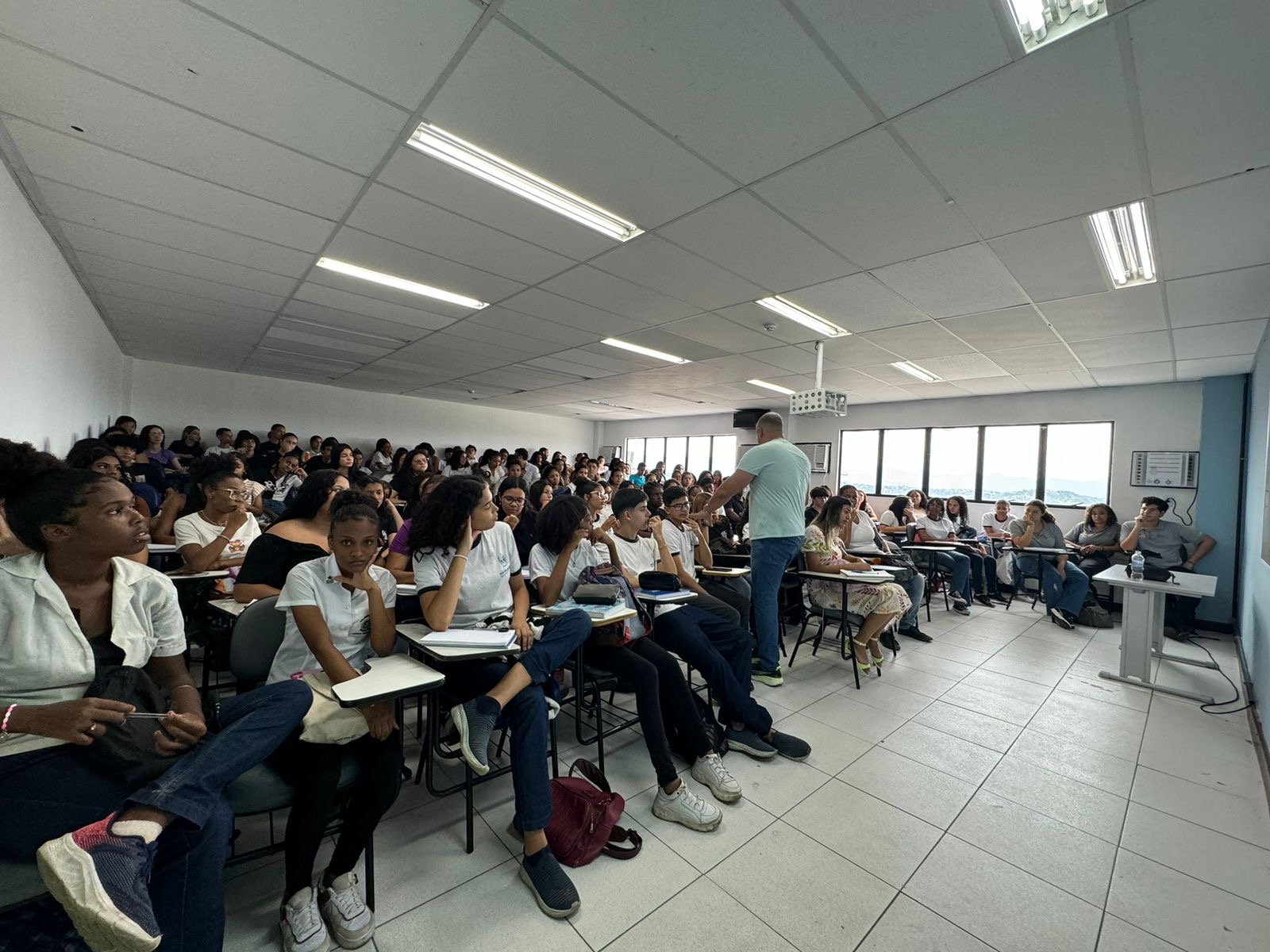 Estudantes da rede estadual da Baixada Fluminense poderão participar de aulões preparatórios para o Enem, nesta sexta (8)