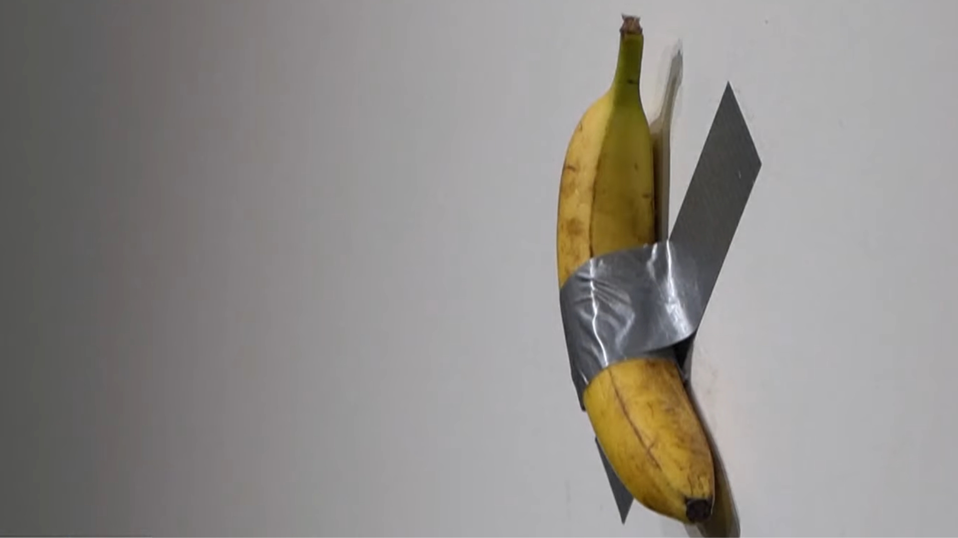 Arte de ‘banana colada com fita adesiva’ é vendida por R$ 35 milhões em leilão