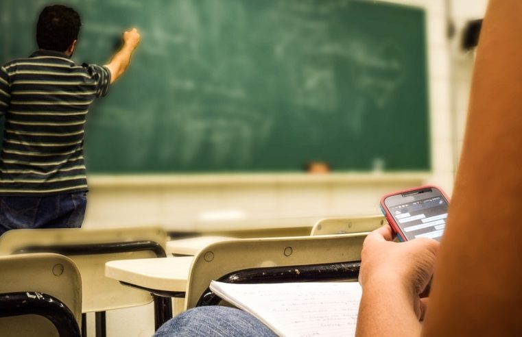 Escolas particulares do Rio se antecipam a projeto de lei e já proíbem uso de celular em sala de aula