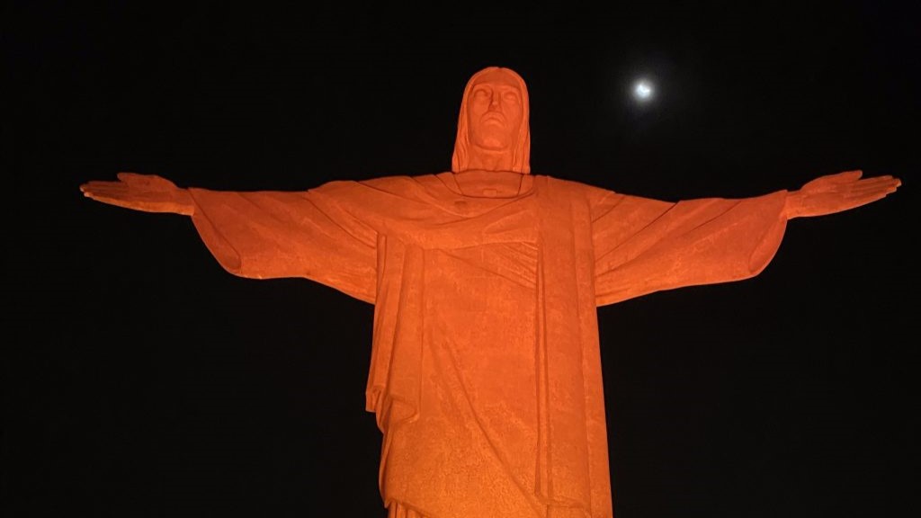 Cristo Redentor e Maracanã serão iluminados na cor laranja em homenagem ao Dia de Doar