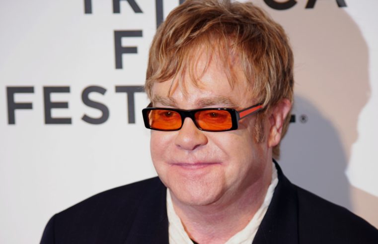 Elton John fala sobre perda de visão do olho direito após infecção: ‘Não consigo trabalhar’