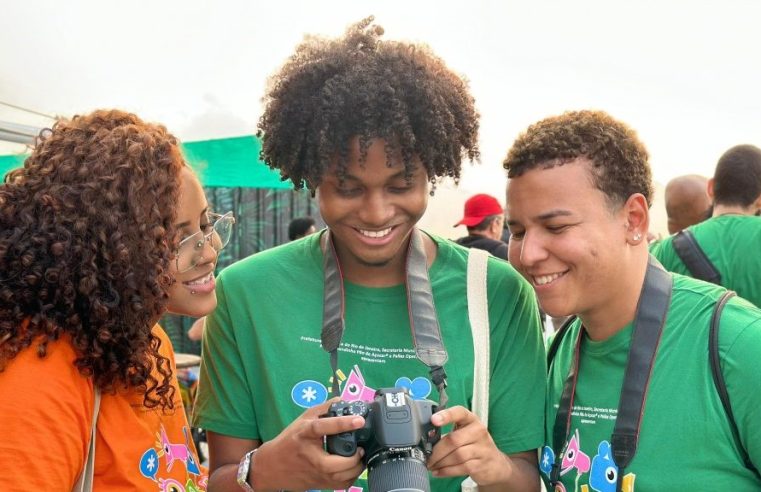 Alunos do Favela Hope participam de aula prática de fotografia e vídeo no Forte de Copacabana nesta quinta (14)