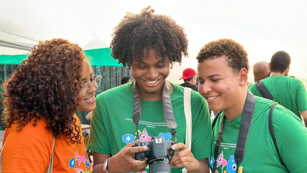 Alunos do Favela Hope participam de aula prática de fotografia e vídeo no Forte de Copacabana nesta quinta (14)