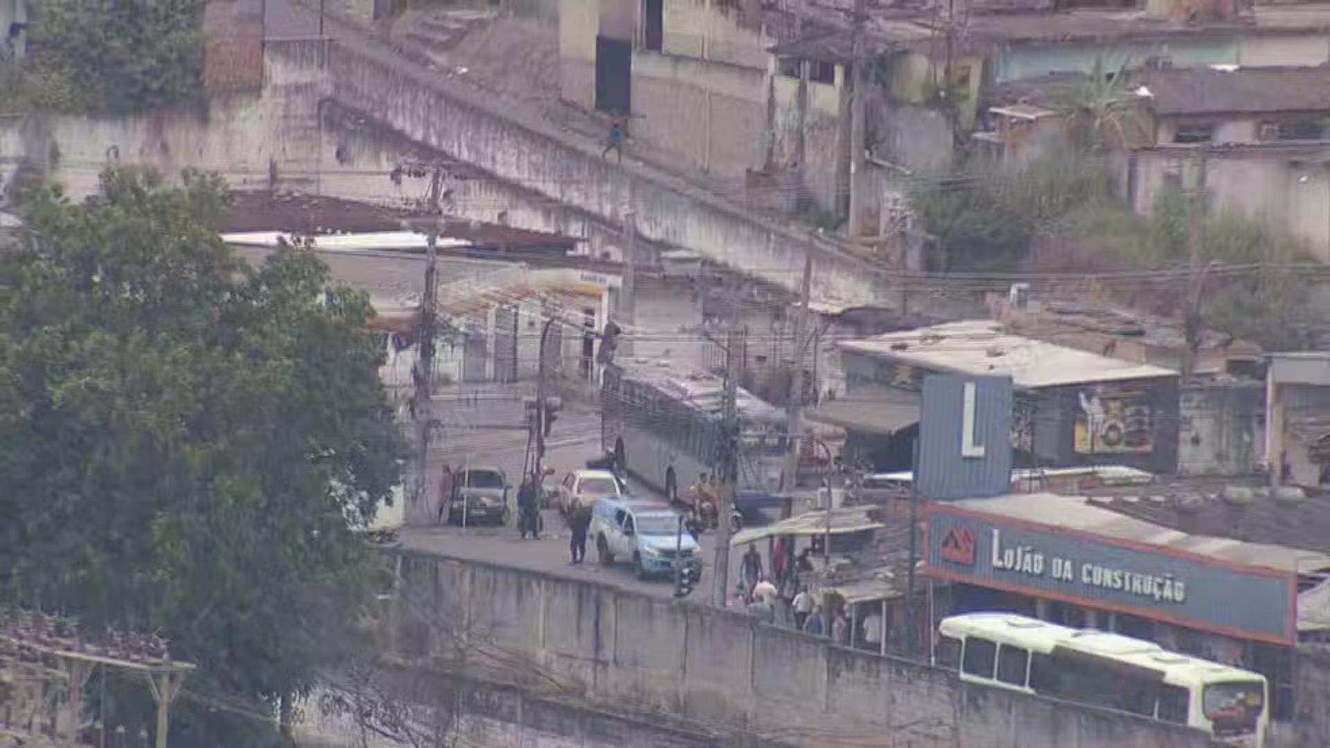 Criminosos usam 3 ônibus e um caminhão como barricadas em Costa Barros, Zona Norte do Rio