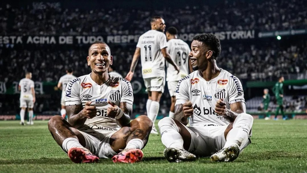 Santos conquista retorno à Série A com gols de Otero e Wendel sobre Coritiba