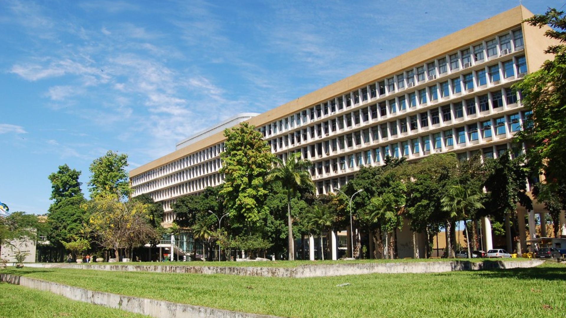 Light corta luz em 15 prédios da UFRJ por falta de pagamento